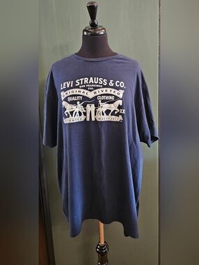 Levi's Navy Short-Sleeve Graphic Tee with White Logo